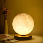 Luce da luna decorativa a forma di satellite naturale, perfetta come oggetto di decorazione scientifica e per creare un'atmosfera suggestiva in ambienti interni.