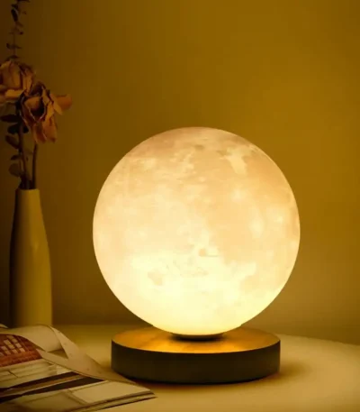 Luce da luna decorativa a forma di satellite naturale, perfetta come oggetto di decorazione scientifica e per creare un'atmosfera suggestiva in ambienti interni.