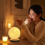 Lampada decorativa a forma di Luna, perfetta per ambienti scientifici e decorativi.