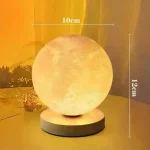 Lampada a forma di luna 3D con base in legno, illuminazione calda e rilassante, perfetta come decorazione scientifica o da notte.