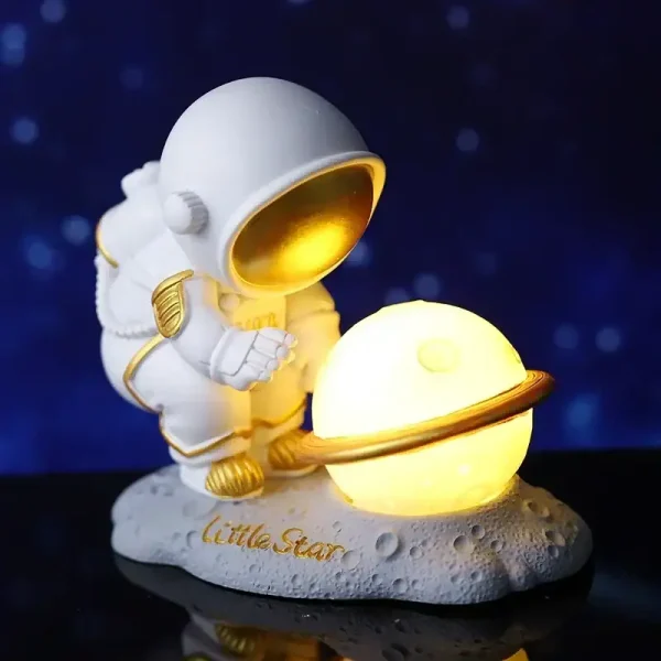 Figurina di astronauta in stile cartone animato che tiene un pianeta luminoso con anello, decorazione scientifica per ambienti interni.