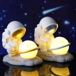 Decorazioni a tema spaziale con astronauti e pianeti luminosi, perfette per ambienti scientifici o decorazioni per bambini appassionati di spazio.