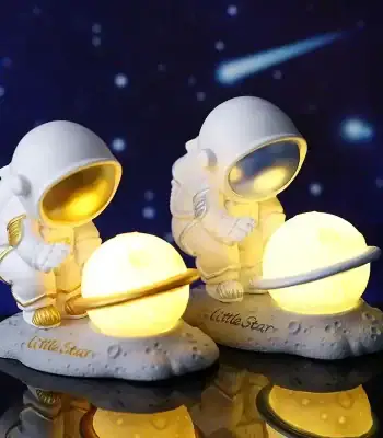 Decorazioni a tema spaziale con astronauti e pianeti luminosi, perfette per ambienti scientifici o decorazioni per bambini appassionati di spazio.