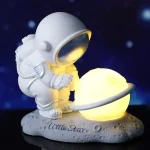 Oggetto decorativo scientifico con luce LED, perfetto per appassionati di spazio e astronomia.