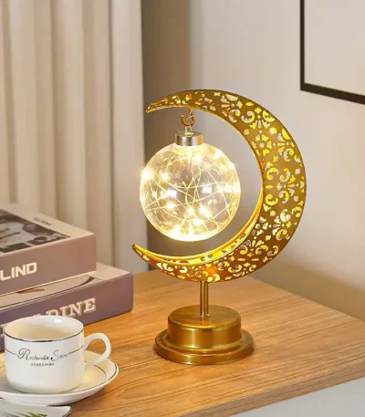 Lampada decorativa a forma di luna con stelle dorate, luce calda e atmosfera magica, perfetta per decorazioni scientifiche e ambienti eleganti.