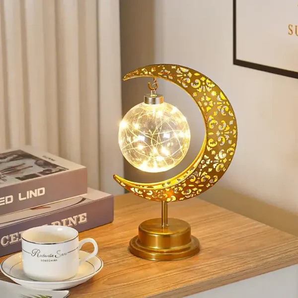 Lampada decorativa a forma di luna con stelle dorate, luce calda e atmosfera magica, perfetta per decorazioni scientifiche e ambienti eleganti.