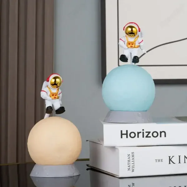 Decorazioni spaziali con astronauti in miniatura su sfere luminose, ideali per arredamento a tema scientifico o per appassionati di spazio e astronomia.