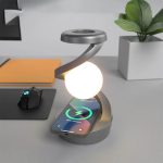 Lampada da scrivania moderna con sfera luminosa e supporto curvo, ideale per ambienti di studio e ufficio, con ricarica wireless per smartphone.
