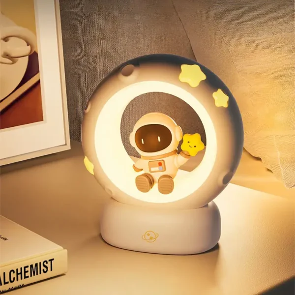 Lampada decorativa luminosa con astronauta e stelle, perfetta come oggetto scientifico e decorazione per ambienti dedicati alla scienza e all'astronomia.