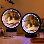 Specchio decorativo con luci LED a forma di cerchio, ideale per ambienti moderni e decorativi, con bordo illuminato e superficie riflettente.