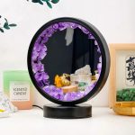 Specchio decorativo con cristalli di ametista, perfetto come oggetto di arredamento scientifico e decorativo. Design elegante e originale, ideale per appassionati di scienza e collezionisti.