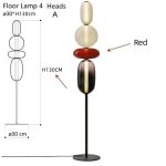 Lampada da terra con design moderno e decorativo, composta da sfere di diverse dimensioni e colori, tra cui il rosso.