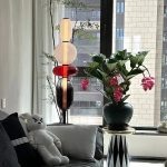 Oggetto decorativo con piante e lampada artistica in ambiente moderno.