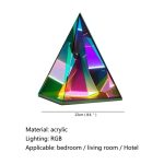 Piramide decorativa in acrilico con illuminazione RGB, perfetta per camere da letto, soggiorni e hotel, altezza 22 cm.