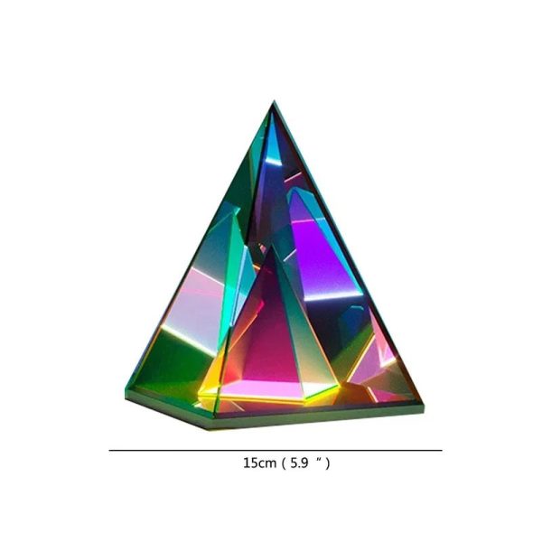 Piramide di vetro colorata con effetti di luce iridescenti, decorazione scientifica moderna, oggetto decorativo per appassionati di scienza e design.