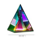Piramide di vetro iridescente con luci LED colorate, decorazione scientifica moderna e originale, altezza 22 cm, perfetta come oggetto decorativo o da collezione.