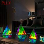 Decorazioni scientifiche in vetro con forme di piramidi e barche colorate, ideali per arredare con stile e originalità. Perfette come oggetti decorativi unici e moderni.