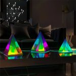 Piramidi di vetro colorato come oggetti decorativi moderni e luminosi.
