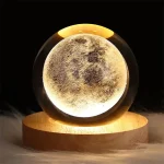 Palla decorativa luminosa con stampa dettagliata della superficie lunare, perfetta come oggetto di arredamento scientifico e decorativo.