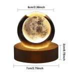Palla lunare illuminata con dettagli realistici, posizionata su base in legno, perfetta come decorazione scientifica o oggetto da collezione.