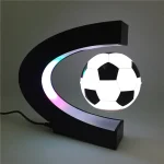 Lampada decorativa a forma di pallone da calcio con luce LED integrata, ideale come oggetto di decorazione scientifica e sportiva.
