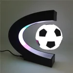 Luce notturna a forma di pallone da calcio con cornice a forma di C, ideale come decorazione sportiva o lampada da notte per appassionati di calcio.