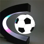 Luce decorativa a forma di pallone da calcio con illuminazione LED, perfetta come oggetto di arredamento scientifico e sportivo.