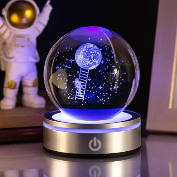 Palla di cristallo decorativa con luna, astronauta e stelle luminose, ideale come oggetto scientifico e decorativo.