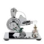 Motore Stirling da tavolo in metallo con serbatoio e pistone, esempio di motore termico a combustione esterna, ideale per scopi educativi e decorativi scientifici.