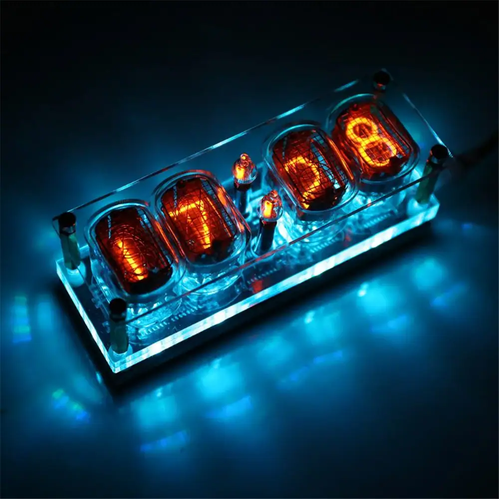 Orologio vintage con display Nixie con numeri luminosi arancioni su base trasparente, perfetto come decorazione scientifica o da collezione.