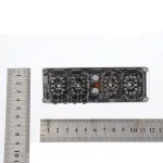 Circuito elettronico con componenti e strumenti di misura, ideale per decorazioni scientifiche e oggetti da collezione.