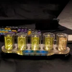 Dispositivo di numeri a LED scientifici con numeri 2021, 2022, 2023, 2024, 2025, in un ambiente di laboratorio o ufficio.