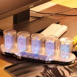 Orologio a LED con tubi luminosi che mostrano l'ora, ideale come decorazione scientifica moderna e originale. Perfetto per appassionati di tecnologia e design innovativo.