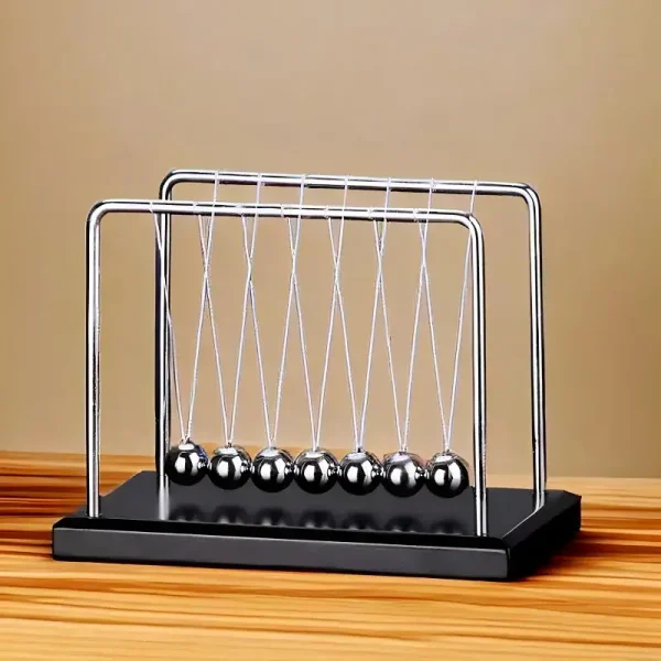 Péndolo di Newton con sfere metalliche su base nera, oggetto decorativo scientifico per appassionati di fisica e design.