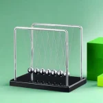 Péndolo di Newton in metallo con sfera in acciaio, su base nera, ideale come decorazione scientifica o oggetto educativo.