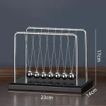 Péndolo di Newton in metallo e legno, strumento scientifico classico per dimostrare la conservazione dell'energia e il movimento. Perfetto come decorazione educativa e da scrivania.