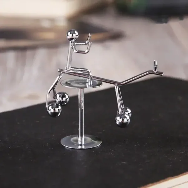 Oggetto scientifico in metallo, decorazione da scrivania ispirata a strumenti di laboratorio, perfetta come elemento decorativo per appassionati di scienza e tecnologia.