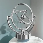 Oggetto scientifico decorativo rappresentante un modello atomico in metallo lucido, ideale come decorazione per appassionati di scienza e design moderno.