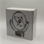 Molecola di modello scientifico in metallo, rappresentazione di un atomo con orbite e particelle, ideale come decorazione o oggetto da collezione scientifica.