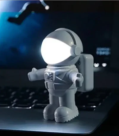 Luminoso decorativo a forma di astronauta, perfetto come oggetto di arredamento scientifico e decorativo, con luce integrata che crea un effetto suggestivo.