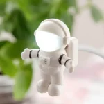Piccolo astronauta decorativo in stile scientifico, perfetto come oggetto decorativo o da collezione, con dettagli realistici e design adorabile.