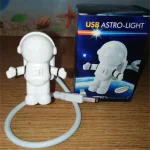 Mini astronauta USB con luce LED, decorazione scientifica e gadget tecnologico, perfetto come regalo o oggetto decorativo per appassionati di spazio e scienza.