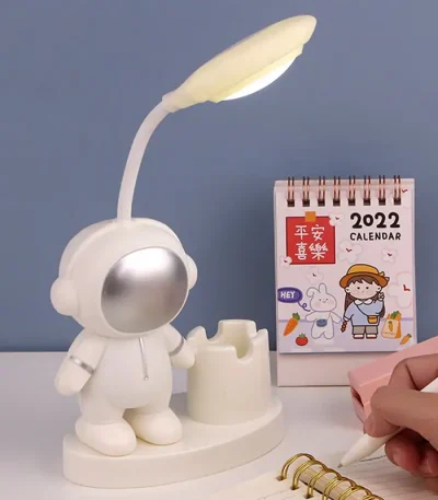 Lampada da tavolo a forma di astronauta con lampada a LED integrata.
