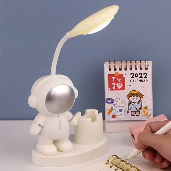 Lampada da tavolo a forma di astronauta con lampada a LED integrata.