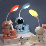 Decorazioni scientifiche a tema spaziale con astronauti e lampade ispirate allo spazio, ideali per arredare ambienti educativi o per appassionati di scienza e astronomia.