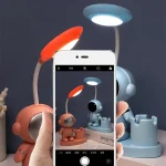 Oggetti scientifici decorativi con luci LED, robot in stile futuristico, perfetti per appassionati di scienza e tecnologia, ideali come decorazioni originali e innovative.