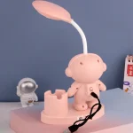 Lampada decorativa a forma di astronauta con testa a forma di lampada, ideale come oggetto scientifico e decorazione originale per ambienti moderni e dedicati alla scienza.