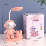 Lampada LED a forma di astronauta con luce regolabile, perfetta come decorazione scientifica o oggetto da collezione.