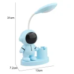 Lampada da tavolo a forma di astronauta con luce regolabile e base stabile, ideale come decorazione scientifica per bambini e appassionati di spazio.