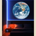 Immagine di una stanza moderna con un grande schermo che mostra la Terra vista dallo spazio, illuminata da luci blu e arancioni, creando un'atmosfera futuristica e scientifica.